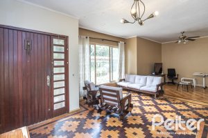 Casa à venda com 350m², 3 dormitórios, 1 suíte, 5 vagas, no bairro Vila Assunção em Porto Alegre