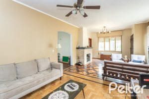 Casa à venda com 350m², 3 dormitórios, 1 suíte, 5 vagas, no bairro Vila Assunção em Porto Alegre