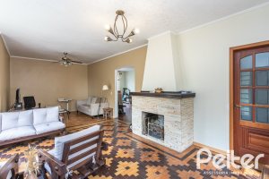 Casa à venda com 350m², 3 dormitórios, 1 suíte, 5 vagas, no bairro Vila Assunção em Porto Alegre