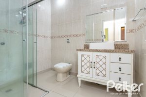 Casa à venda com 350m², 3 dormitórios, 1 suíte, 5 vagas, no bairro Vila Assunção em Porto Alegre