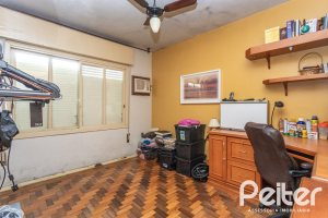 Casa à venda com 350m², 3 dormitórios, 1 suíte, 5 vagas, no bairro Vila Assunção em Porto Alegre