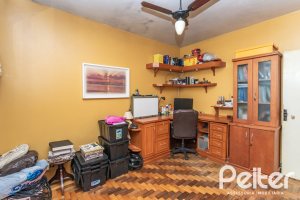 Casa à venda com 350m², 3 dormitórios, 1 suíte, 5 vagas, no bairro Vila Assunção em Porto Alegre