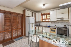 Casa à venda com 350m², 3 dormitórios, 1 suíte, 5 vagas, no bairro Vila Assunção em Porto Alegre