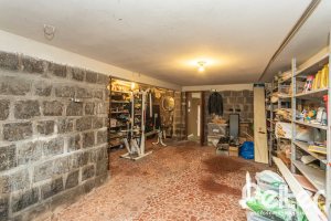 Casa à venda com 350m², 3 dormitórios, 1 suíte, 5 vagas, no bairro Vila Assunção em Porto Alegre