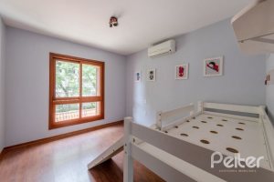 Casa à venda com 233m², 4 dormitórios, 1 suíte, 2 vagas, no bairro Tristeza em Porto Alegre