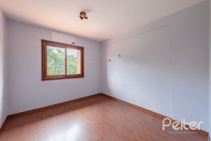 Casa à venda com 233m², 4 dormitórios, 1 suíte, 2 vagas, no bairro Tristeza em Porto Alegre