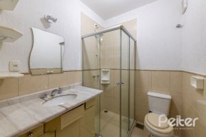 Casa à venda com 233m², 4 dormitórios, 1 suíte, 2 vagas, no bairro Tristeza em Porto Alegre