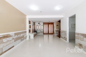 Casa à venda com 233m², 4 dormitórios, 1 suíte, 2 vagas, no bairro Tristeza em Porto Alegre