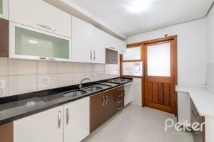 Casa à venda com 233m², 4 dormitórios, 1 suíte, 2 vagas, no bairro Tristeza em Porto Alegre
