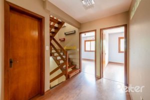 Casa à venda com 233m², 4 dormitórios, 1 suíte, 2 vagas, no bairro Tristeza em Porto Alegre