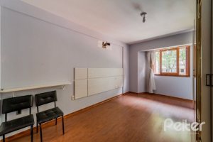 Casa à venda com 233m², 4 dormitórios, 1 suíte, 2 vagas, no bairro Tristeza em Porto Alegre