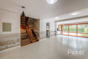 Casa à venda com 233m², 4 dormitórios, 1 suíte, 2 vagas, no bairro Tristeza em Porto Alegre