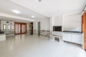 Casa à venda com 233m², 4 dormitórios, 1 suíte, 2 vagas, no bairro Tristeza em Porto Alegre