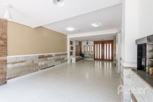 Casa à venda com 233m², 4 dormitórios, 1 suíte, 2 vagas, no bairro Tristeza em Porto Alegre