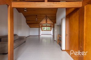 Casa à venda com 233m², 4 dormitórios, 1 suíte, 2 vagas, no bairro Tristeza em Porto Alegre