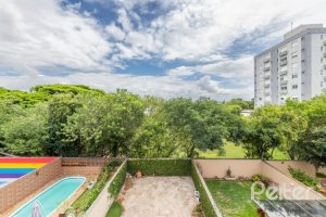 Casa à venda com 233m², 4 dormitórios, 1 suíte, 2 vagas, no bairro Tristeza em Porto Alegre