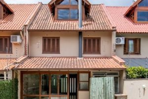 Casa à venda com 233m², 4 dormitórios, 1 suíte, 2 vagas, no bairro Tristeza em Porto Alegre