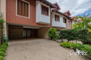 Casa à venda com 233m², 4 dormitórios, 1 suíte, 2 vagas, no bairro Tristeza em Porto Alegre