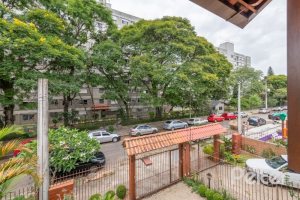 Casa à venda com 233m², 4 dormitórios, 1 suíte, 2 vagas, no bairro Tristeza em Porto Alegre