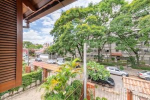 Casa à venda com 233m², 4 dormitórios, 1 suíte, 2 vagas, no bairro Tristeza em Porto Alegre