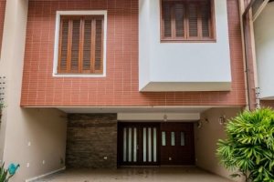 Casa à venda com 233m², 4 dormitórios, 1 suíte, 2 vagas, no bairro Tristeza em Porto Alegre