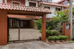 Casa à venda com 233m², 4 dormitórios, 1 suíte, 2 vagas, no bairro Tristeza em Porto Alegre