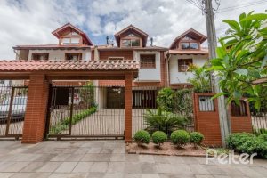 Casa à venda com 233m², 4 dormitórios, 1 suíte, 2 vagas, no bairro Tristeza em Porto Alegre