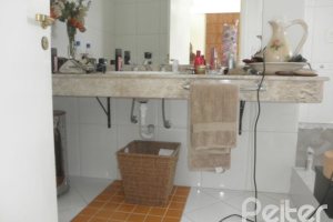 Casa à venda com 445m², 4 dormitórios, 2 suítes, 2 vagas, no bairro Ipanema em Porto Alegre