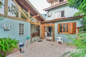 Casa à venda com 254m², 3 dormitórios, 1 suíte, 3 vagas, no bairro Ipanema em Porto Alegre