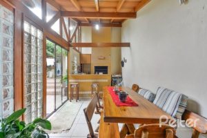 Casa à venda com 254m², 3 dormitórios, 1 suíte, 3 vagas, no bairro Ipanema em Porto Alegre