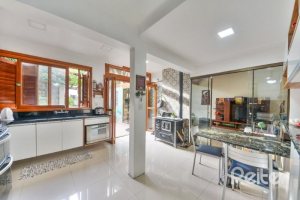 Casa à venda com 254m², 3 dormitórios, 1 suíte, 3 vagas, no bairro Ipanema em Porto Alegre