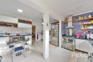Casa à venda com 254m², 3 dormitórios, 1 suíte, 3 vagas, no bairro Ipanema em Porto Alegre