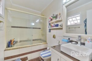 Casa à venda com 254m², 3 dormitórios, 1 suíte, 3 vagas, no bairro Ipanema em Porto Alegre