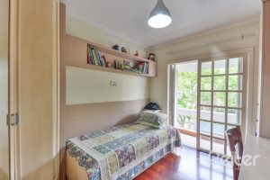 Casa à venda com 254m², 3 dormitórios, 1 suíte, 3 vagas, no bairro Ipanema em Porto Alegre