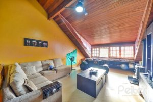 Casa à venda com 254m², 3 dormitórios, 1 suíte, 3 vagas, no bairro Ipanema em Porto Alegre