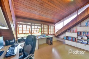 Casa à venda com 254m², 3 dormitórios, 1 suíte, 3 vagas, no bairro Ipanema em Porto Alegre