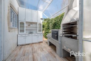 Casa à venda com 442m², 3 dormitórios, 1 suíte, 4 vagas, no bairro Vila Conceição em Porto Alegre