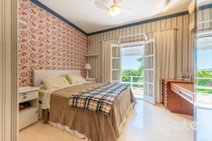 Casa à venda com 442m², 3 dormitórios, 1 suíte, 4 vagas, no bairro Vila Conceição em Porto Alegre