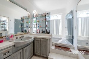 Casa à venda com 442m², 3 dormitórios, 1 suíte, 4 vagas, no bairro Vila Conceição em Porto Alegre