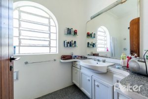 Casa à venda com 442m², 3 dormitórios, 1 suíte, 4 vagas, no bairro Vila Conceição em Porto Alegre