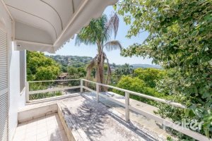 Casa à venda com 442m², 3 dormitórios, 1 suíte, 4 vagas, no bairro Vila Conceição em Porto Alegre