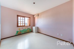 Casa à venda com 217m², 3 dormitórios, 1 suíte, 2 vagas, no bairro Ipanema / Imperial Parque em Porto Alegre