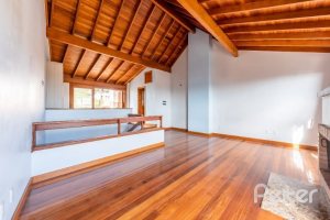 Casa à venda com 217m², 3 dormitórios, 1 suíte, 2 vagas, no bairro Ipanema / Imperial Parque em Porto Alegre