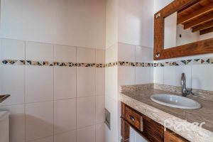 Casa à venda com 217m², 3 dormitórios, 1 suíte, 2 vagas, no bairro Ipanema / Imperial Parque em Porto Alegre