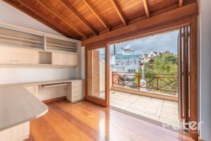 Casa à venda com 217m², 3 dormitórios, 1 suíte, 2 vagas, no bairro Ipanema / Imperial Parque em Porto Alegre