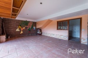 Casa à venda com 217m², 3 dormitórios, 1 suíte, 2 vagas, no bairro Ipanema / Imperial Parque em Porto Alegre