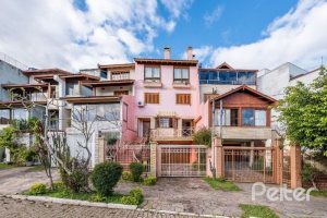 Casa à venda com 217m², 3 dormitórios, 1 suíte, 2 vagas, no bairro Ipanema / Imperial Parque em Porto Alegre