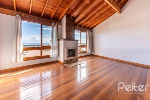 Casa à venda com 217m², 3 dormitórios, 1 suíte, 2 vagas, no bairro Ipanema / Imperial Parque em Porto Alegre