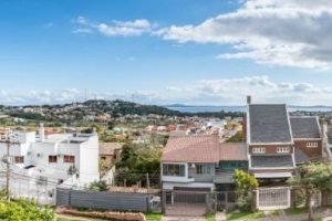 Casa à venda com 217m², 3 dormitórios, 1 suíte, 2 vagas, no bairro Ipanema / Imperial Parque em Porto Alegre