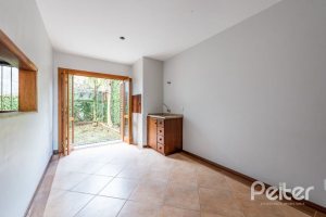 Casa à venda com 217m², 3 dormitórios, 1 suíte, 2 vagas, no bairro Ipanema / Imperial Parque em Porto Alegre